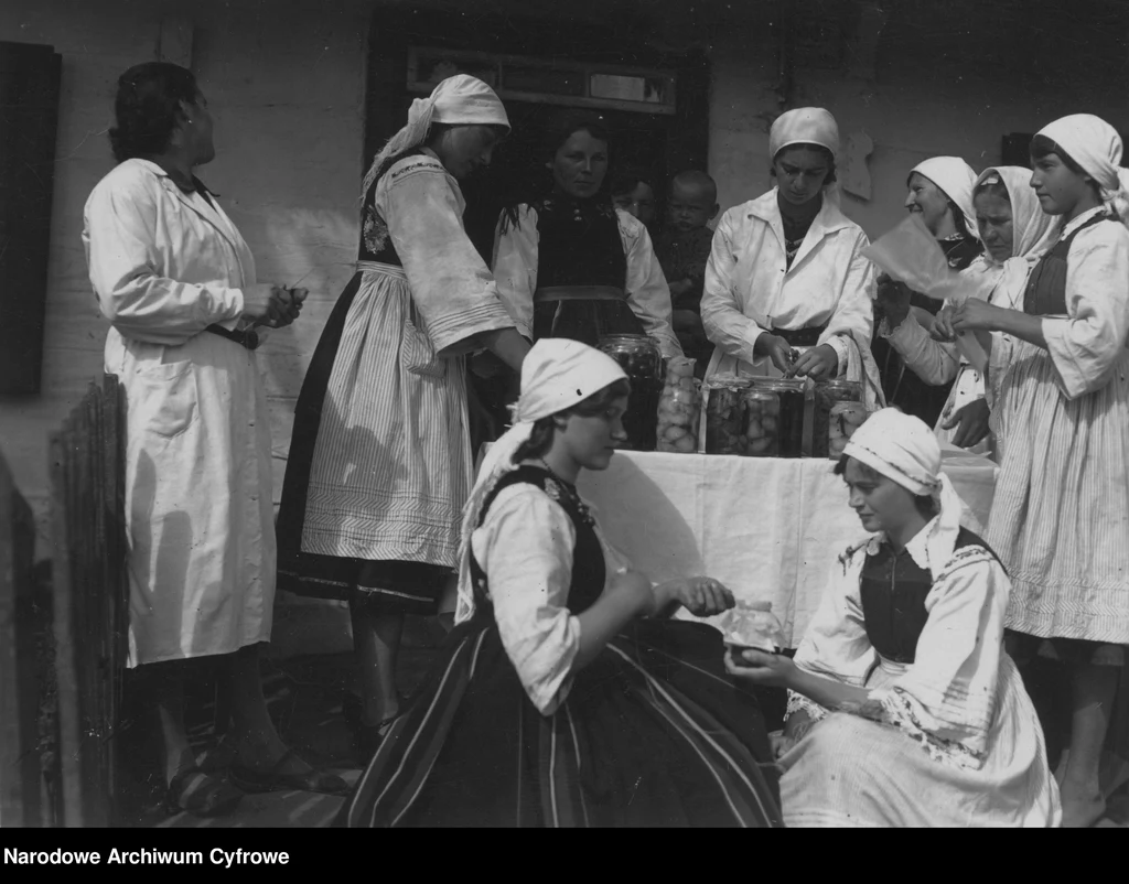 Kurs przygotowania przetworów owocowych zorganizowany przez Koło Gospodyń Wiejskich w Kompinie, 1936 r.