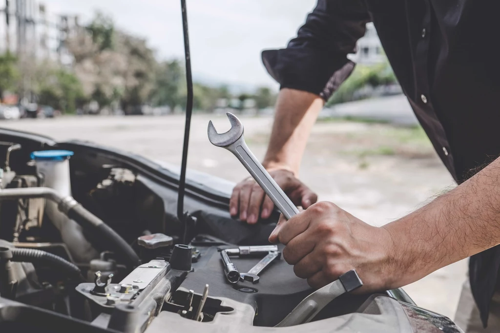 Czy można naprawiać auto pod blokiem?