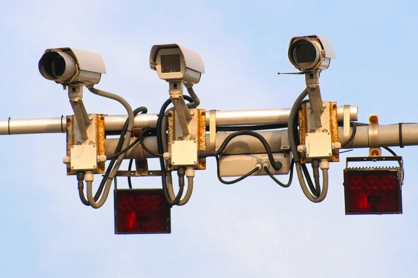 Znak D-51a towarzyszy odcinkom, na których zamontowano kamery. Część kierowców wciąż nie wie, co oznacza Znak D-51a towarzyszy odcinkom, na których zamontowano kamery. Część kierowców wciąż nie wie, co oznacza