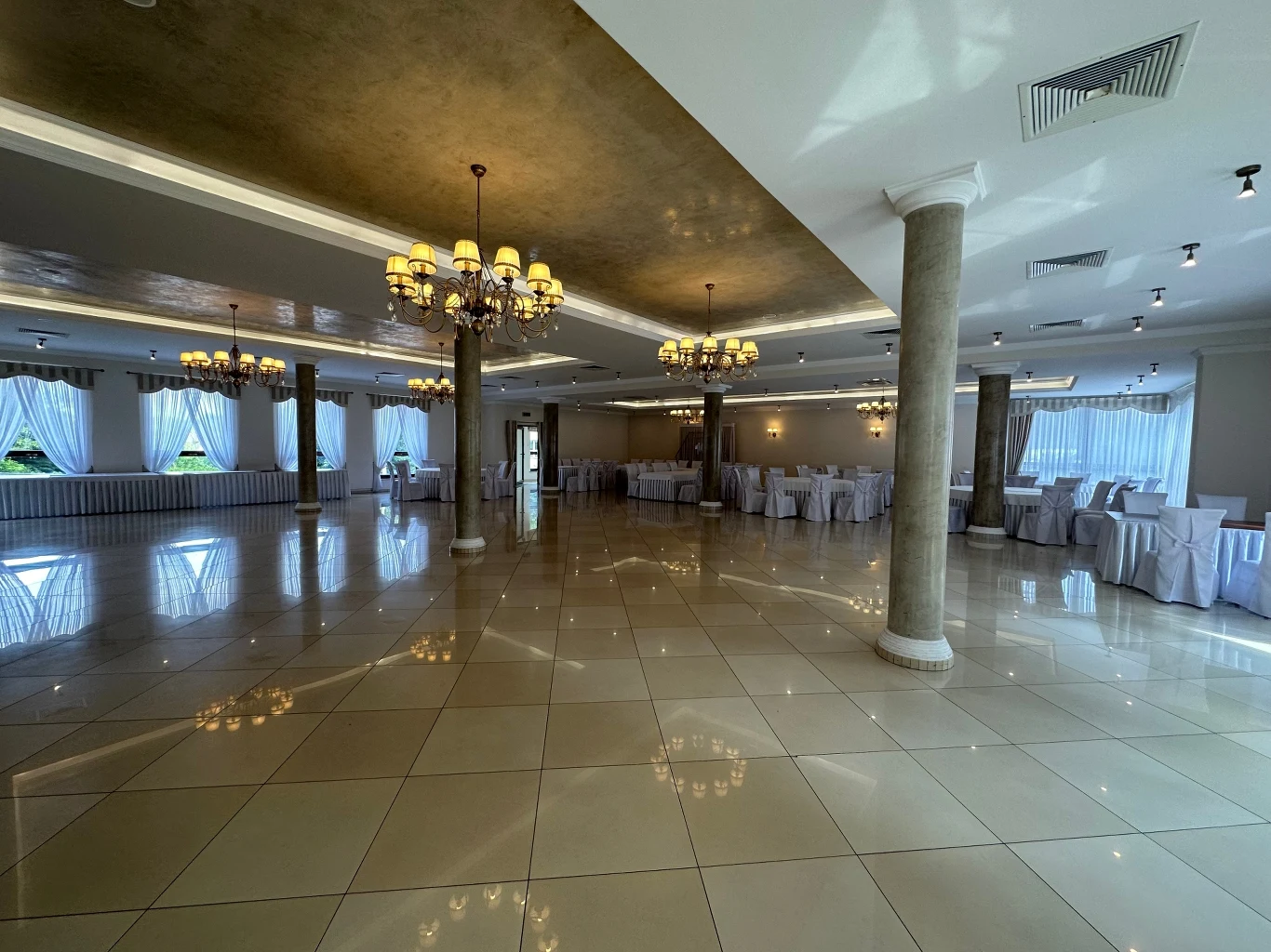 "Ślubne pogotowie Janachowskiej" - sala przed metamorfozą "Ślubne pogotowie Janachowskiej" - sala przed metamorfozą