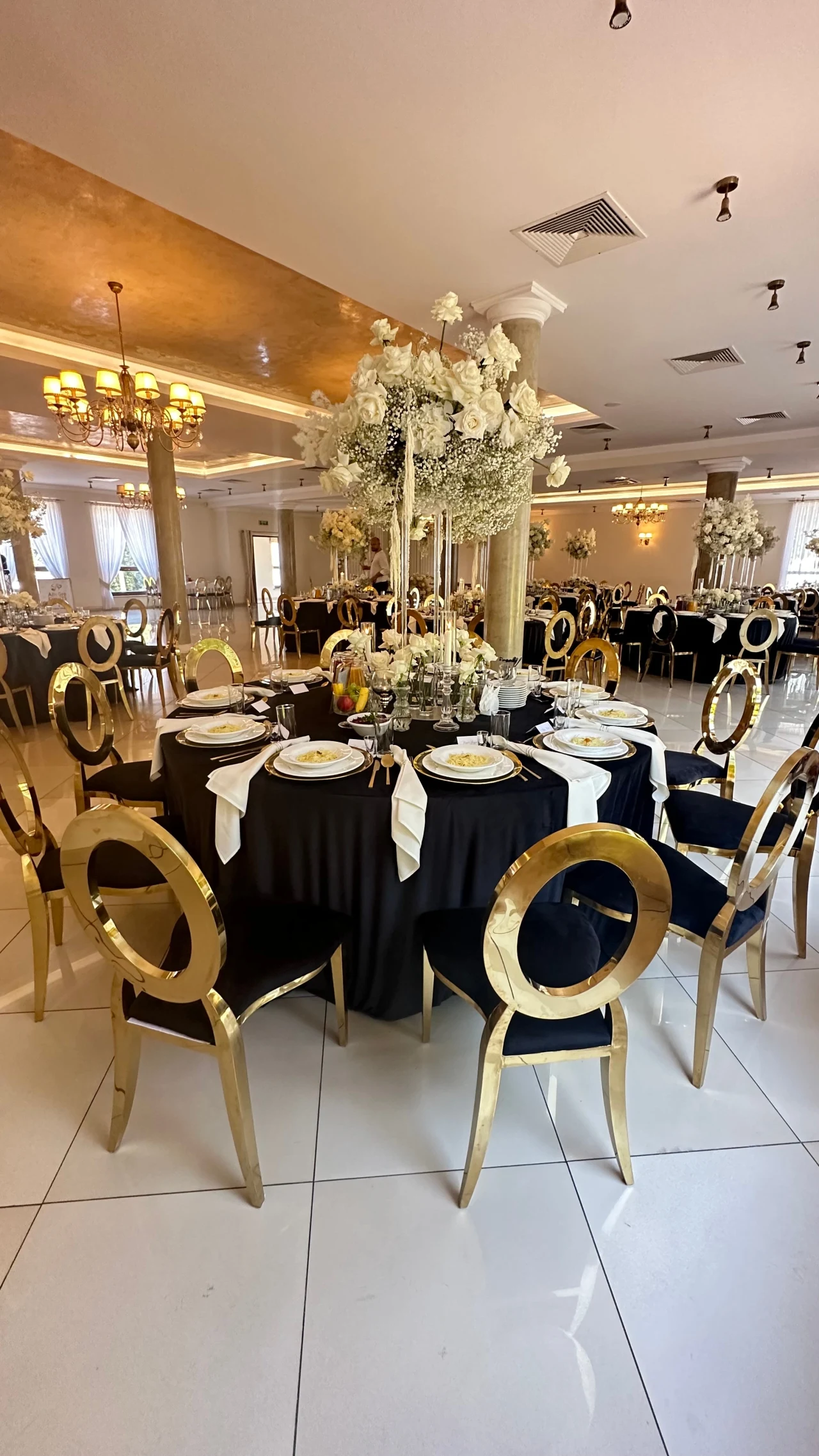 "Ślubne pogotowie Janachowskiej" - sala o\po metamorfoie "Ślubne pogotowie Janachowskiej" - sala o\po metamorfoie