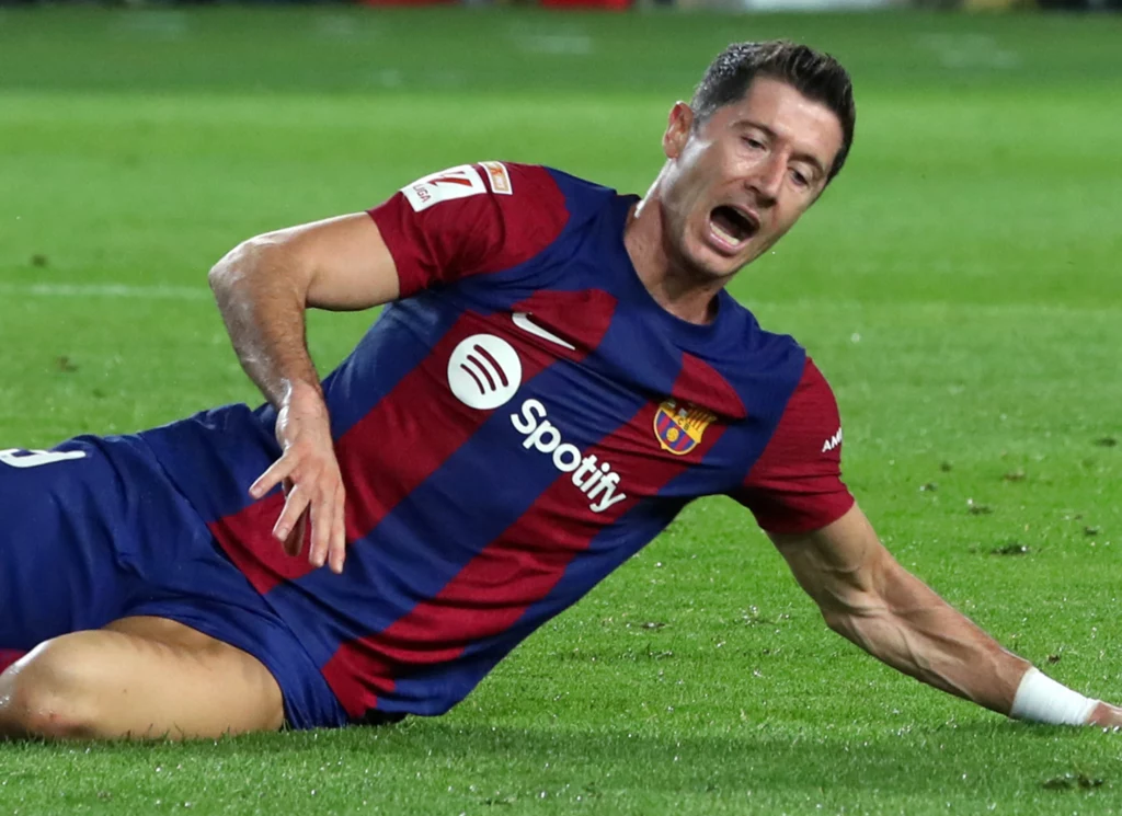 Robert Lewandowski - kapitan reprezentacji Polski - podczas meczu FC Barcelona - Real Betis
