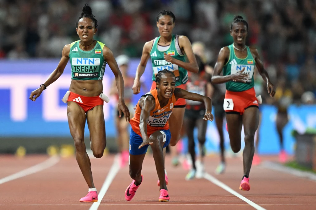 Gudaf Tsegay finiszuje w Budapeszcie w biegu na 10000 m - Sifan Hassan nie daje rady, upada tuż przed metą Gudaf Tsegay finiszuje w Budapeszcie w biegu na 10000 m - Sifan Hassan nie daje rady, upada tuż przed metą