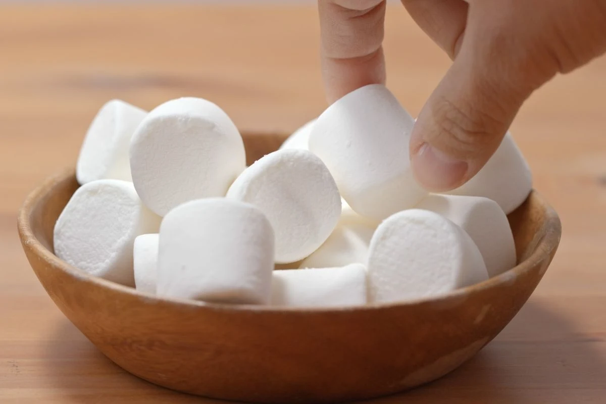 Pod wpływem śliny pianki rozpulchniają się w buzi i przyklejają do gardła. W przypadku zadławienia, trudno je odkrztusić Pod wpływem śliny pianki rozpulchniają się w buzi i przyklejają do gardła. W przypadku zadławienia, trudno je odkrztusić