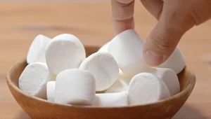 Pod wpływem śliny pianki rozpulchniają się w buzi i przyklejają do gardła. W przypadku zadławienia, trudno je odkrztusić