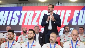 Sebastian Świderski (przemawia) i reprezentacja Polski w siatkówce