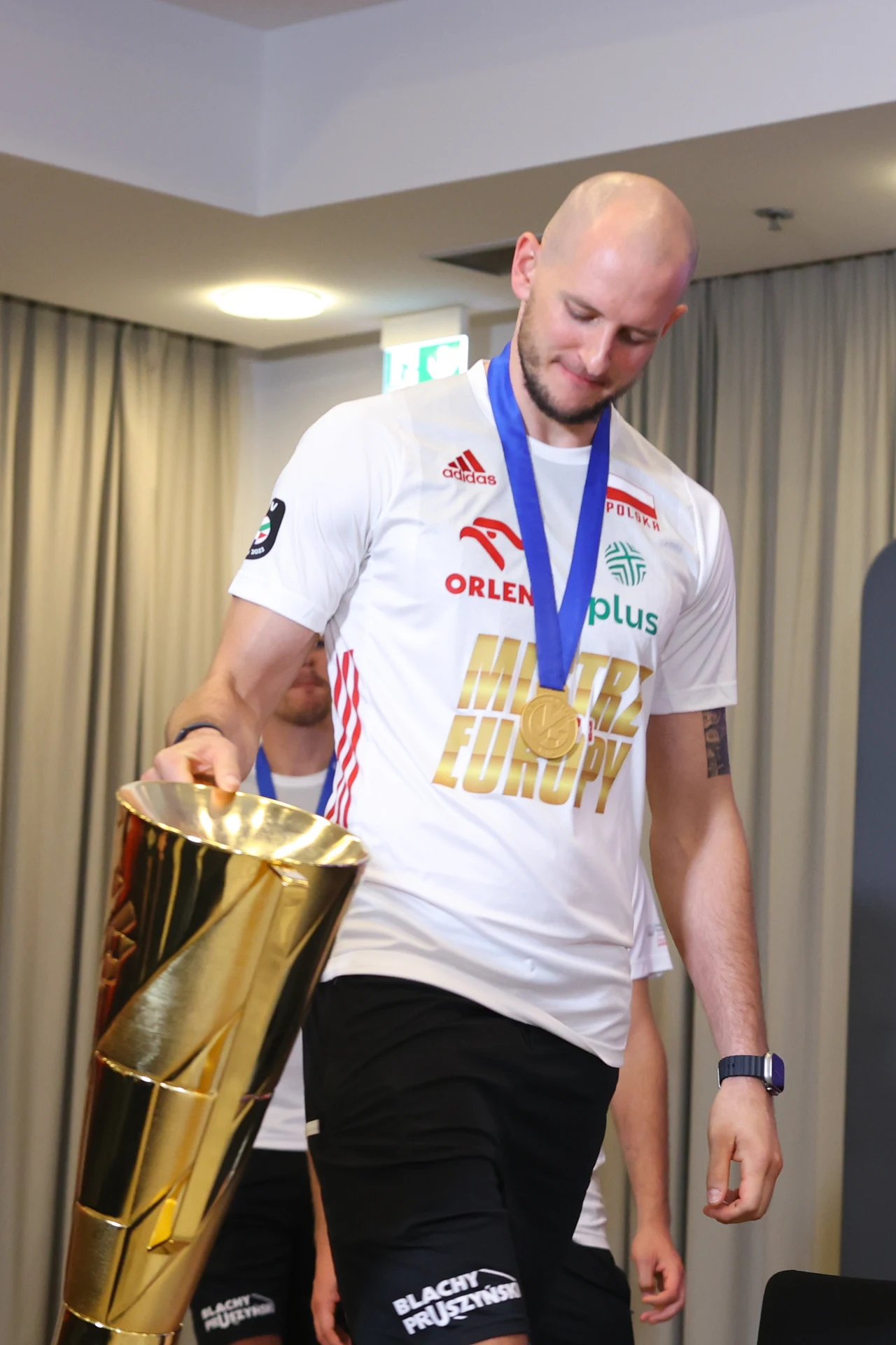 Bartosz Kurek z pucharem za ME Bartosz Kurek z pucharem za ME