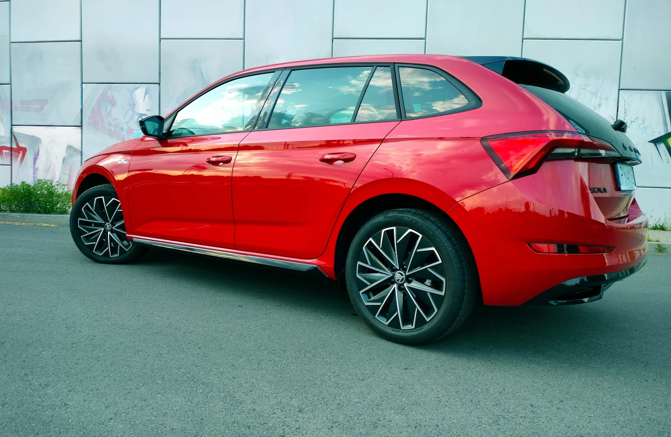 Wersję Monte Carlo wyróżniają m.in 17-calowe obręcze kół i czarne dodatki w postaci nakładek progowych, osłony chłodnicy czy "lotki" na tylnej klapie