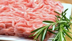 Pan Tomasz kupił mięso mielone w popularnym sklepie. Po otwarciu opakowania uderzył do potworny zapach, zdj. ilustracyjne