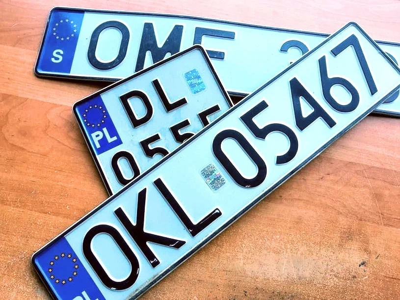 W polskim taryfikatorze mandatów widnieje kilka pozycji dotyczących tablic rejestracyjnych. W polskim taryfikatorze mandatów widnieje kilka pozycji dotyczących tablic rejestracyjnych.