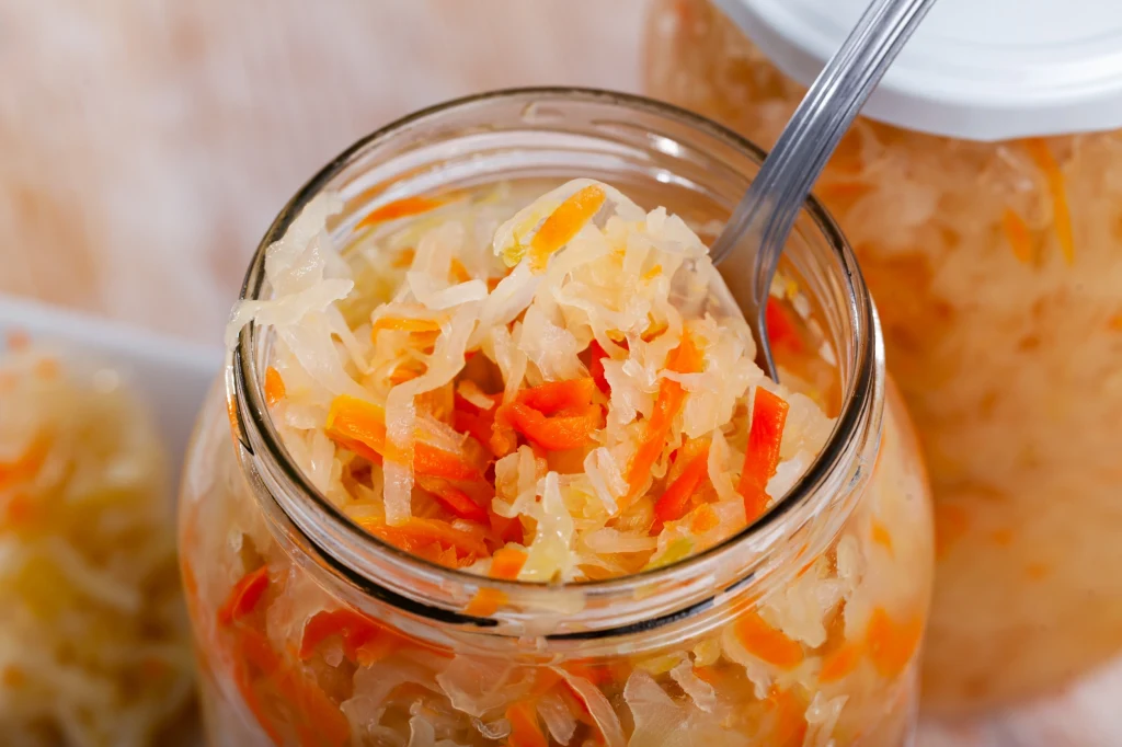 Kiszonki to doskonałe źródło dobroczynnych szczepów bakterii, które wspierają pracę jelit, ale także układu nerwowego Kiszonki to doskonałe źródło dobroczynnych szczepów bakterii, które wspierają pracę jelit, ale także układu nerwowego