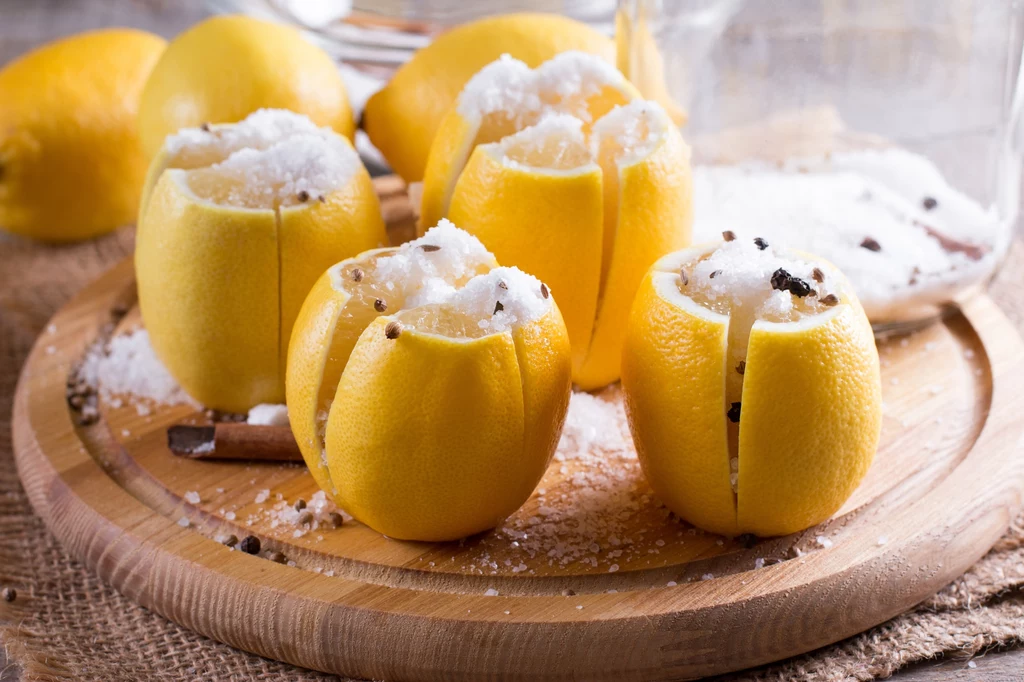 Kiszone cytryny trzeba naciąć i wsypać po jednej łyżce soli do każdego owocu