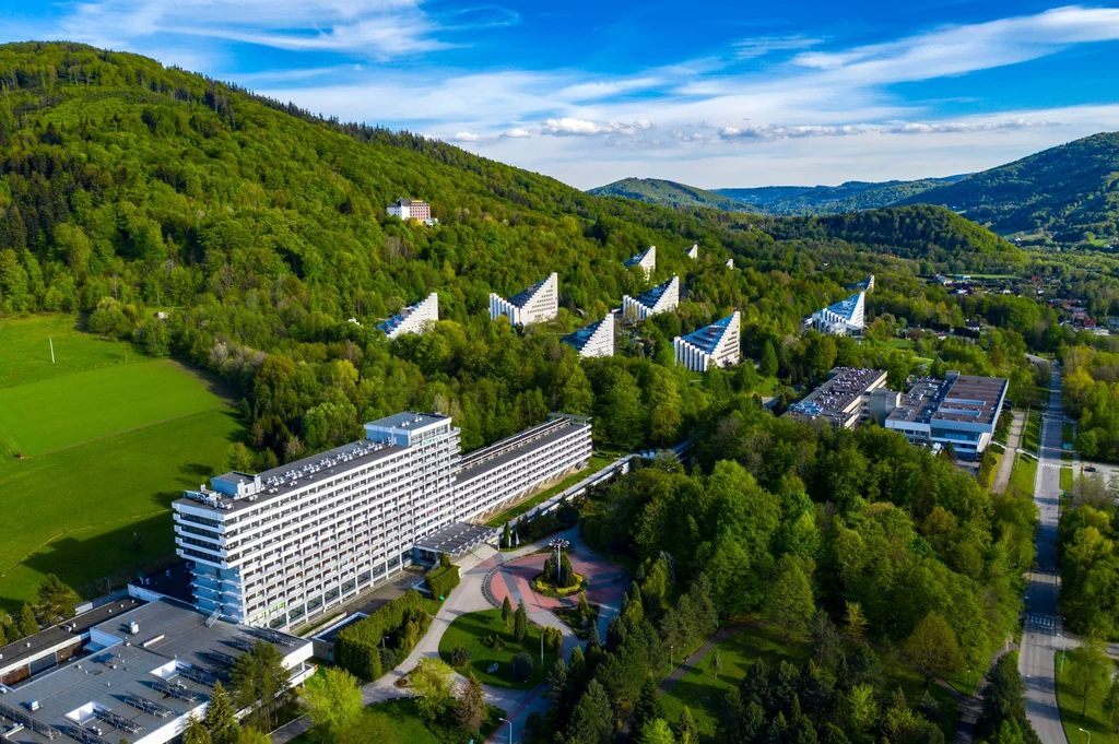 Widok na budynek Równicy i piramidy w Ustroniu