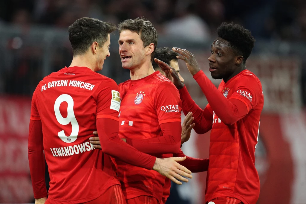 Od lewej: Robert Lewandowski, Thomas Mueller i Alphonso Davies w barwach Bayernu Monachium Od lewej: Robert Lewandowski, Thomas Mueller i Alphonso Davies w barwach Bayernu Monachium