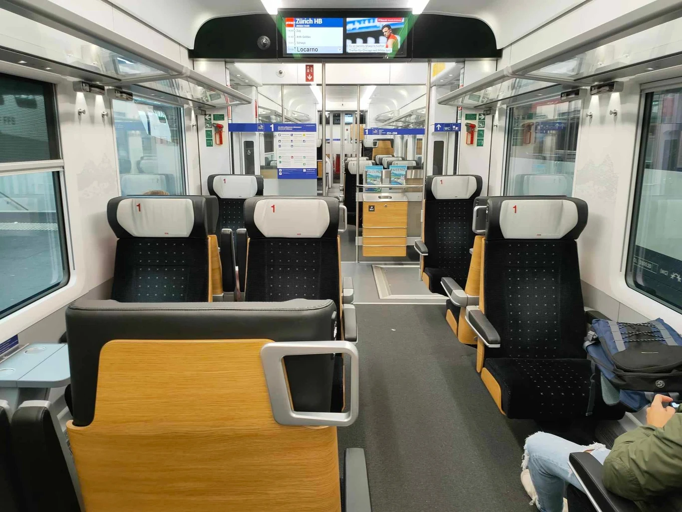 Wnętrze szwajcarskiego wagonu 1. klasy Wnętrze szwajcarskiego wagonu 1. klasy