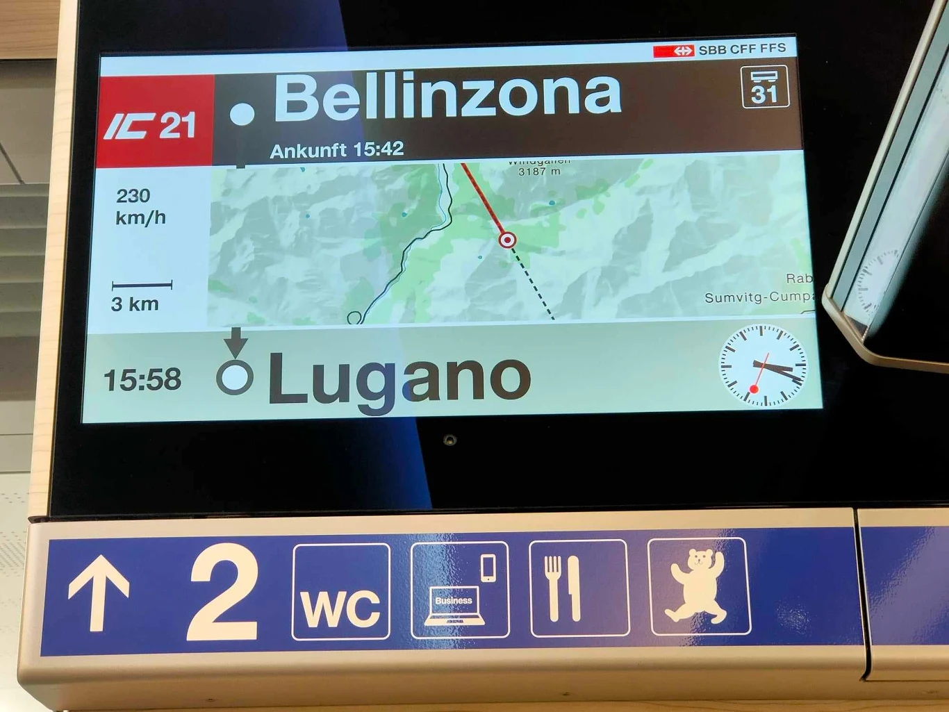 Wyświetlacz nie kłamał - mknęliśmy 230 km/h Wyświetlacz nie kłamał - mknęliśmy 230 km/h