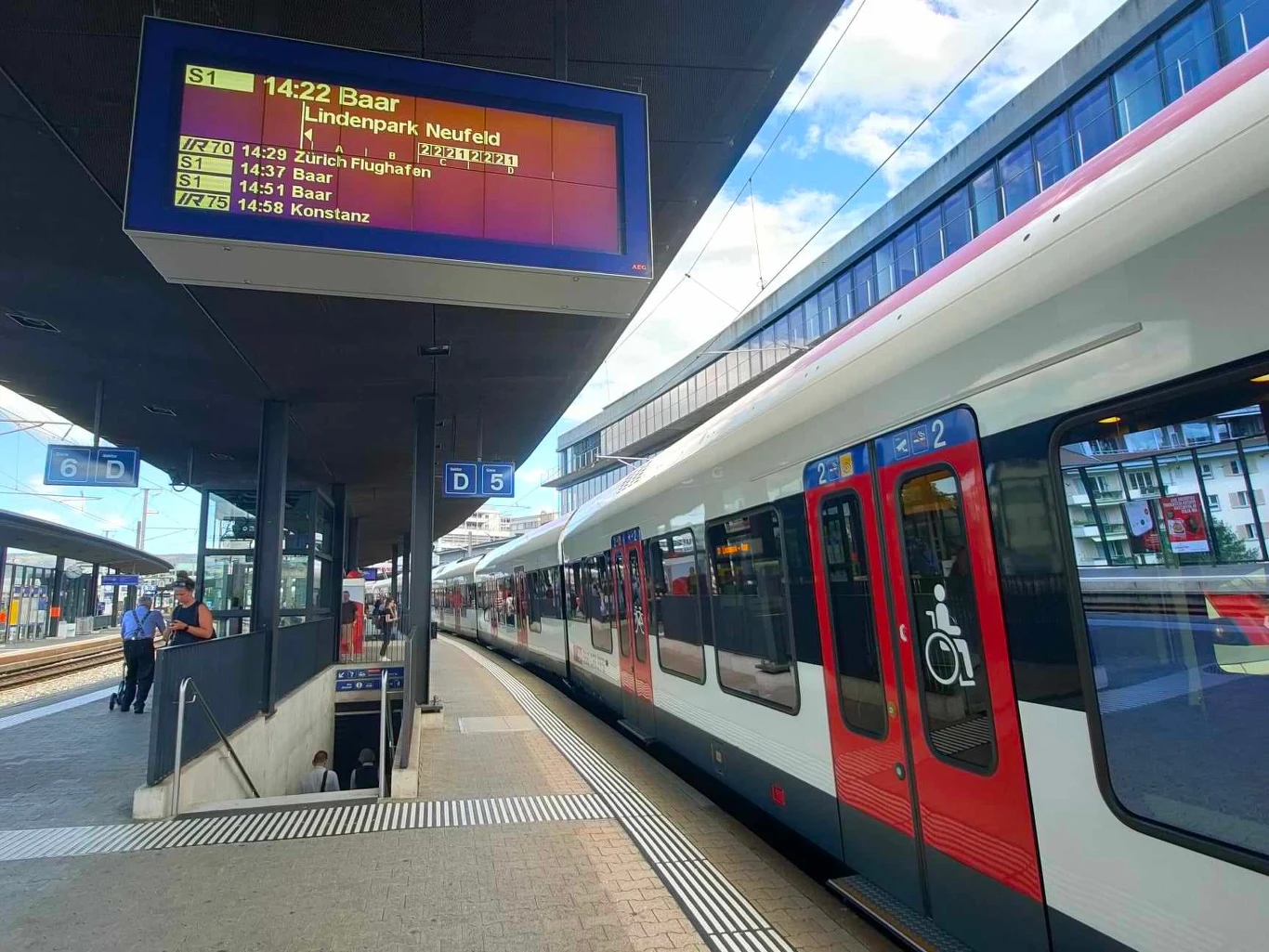 Pociąg (po niemiecku Zug) na stacji Zug (po polsku pociąg) Pociąg (po niemiecku Zug) na stacji Zug (po polsku pociąg)