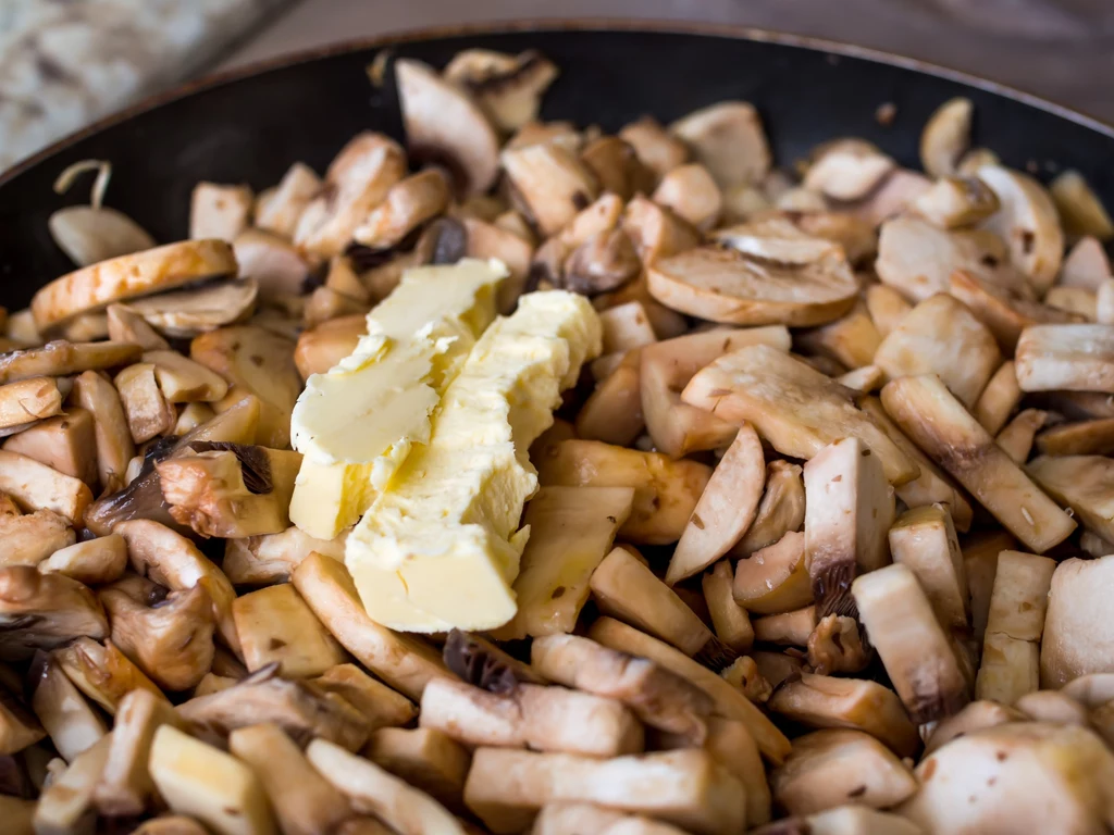 Do smażenia grzybów dobrze jest wykorzystać masło
