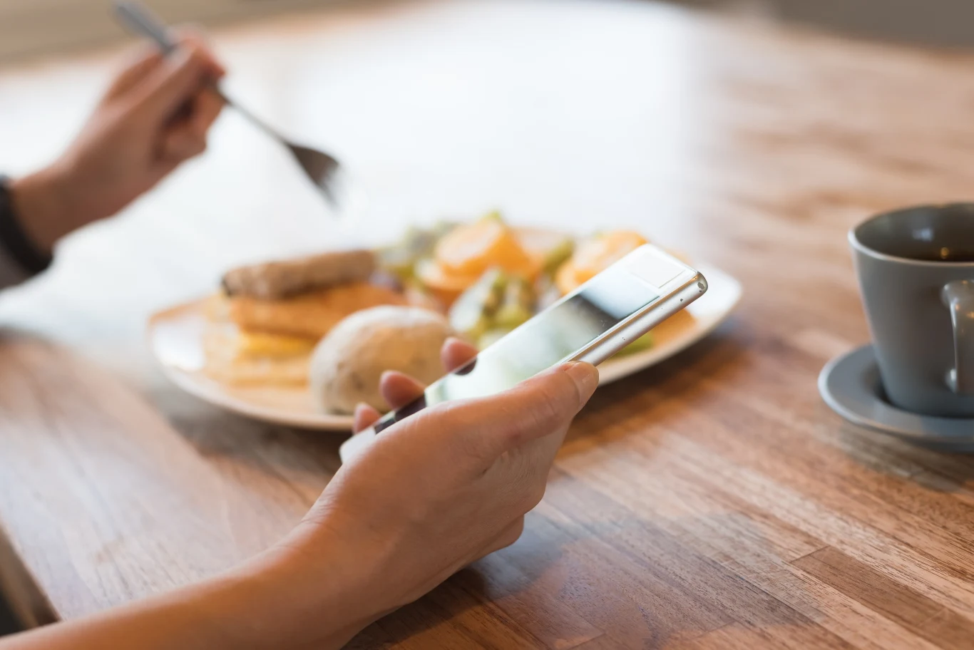 Telefon podczas posiłku? To bardzo zły pomysł