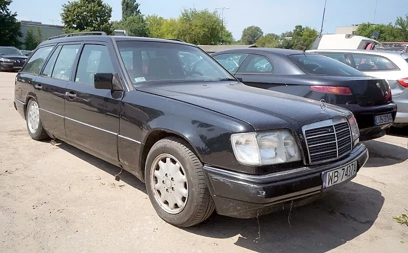 Ten Mercedes klasy E typoszeregu W124 w wersji 2,5 TD sprzedany został za 5,5 tys. zł