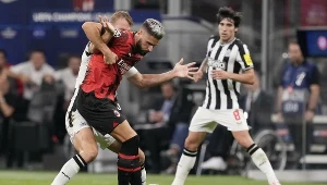 Olivier Giroud i Dan Burn, po prawej Sandro Tonali
