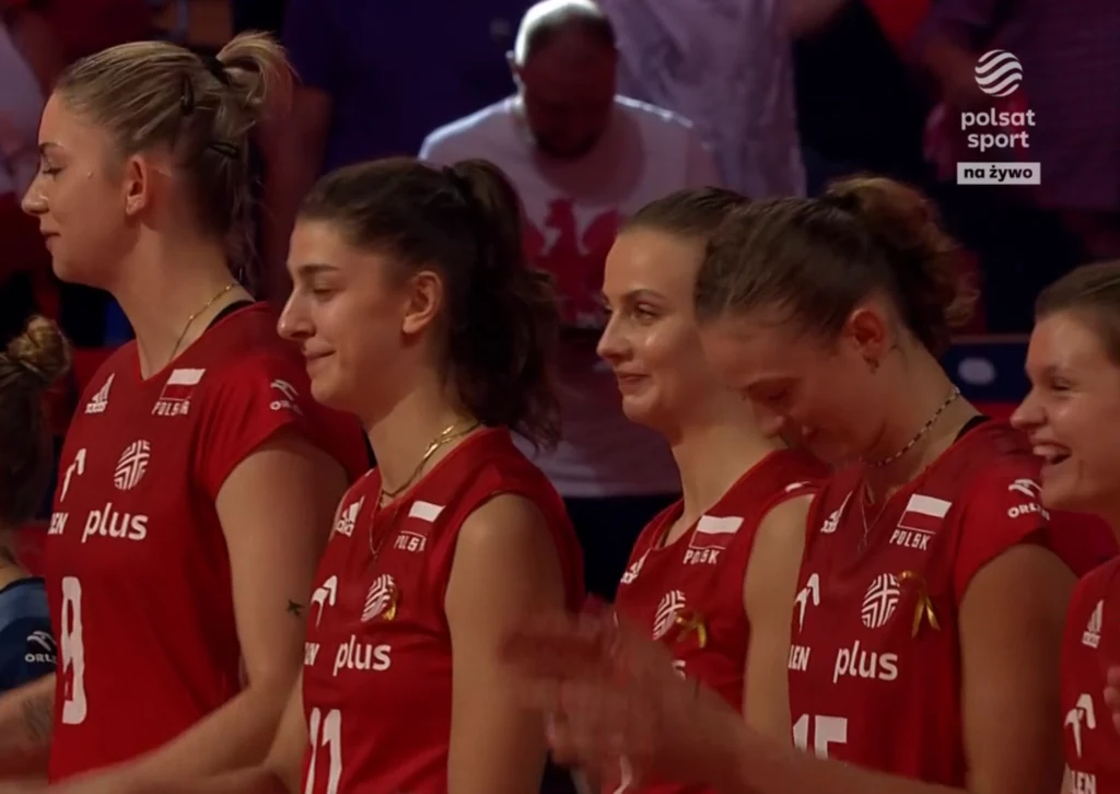 Polskie siatkarki w czasie hymnu przed meczem Polska - Kolumbia Polskie siatkarki w czasie hymnu przed meczem Polska - Kolumbia