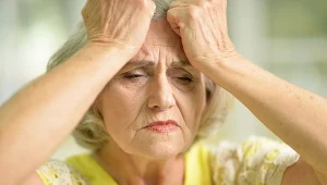 Na początku można pomylić ją z depresją. Później zaczyna szwankować pamięć