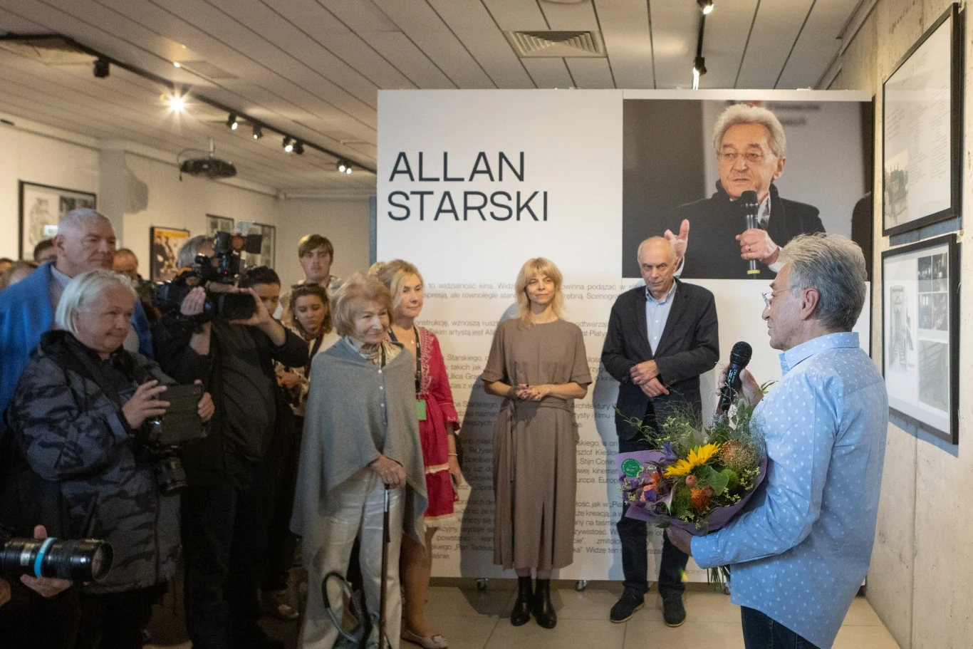Widzowie festiwalu zobaczą film Andrzeja Wajdy "Panny z Wilka", który w 1979 roku przyniósł Starskiemu nagrodę za scenografię na festiwalu w Gdańsku. Starski zaprosi także widzów na projekcję filmu "Popiół i diament". Dlaczego wybrał akurat przełomowy obraz Andrzeja Wajdy?

- Zobaczyłem ten film jako chłopak z liceum. To był przełom w moim widzeniu świata. Wychowałem się w kompletnie zakłamanym historycznie świecie a tu jest reżyser, który w tamtych czasach ma odwagę pokazać na ekranie historię Żołnierzy Wyklętych. A do tego aktor, który potrafił w ciągu kilku tygodni stać się idolem młodzieży w Polsce - wszyscy zaczęliśmy chodzić w wojskowych kurtkach i nosić ciemne okulary... To dla mnie bardzo ważny film - przyznał Starski.