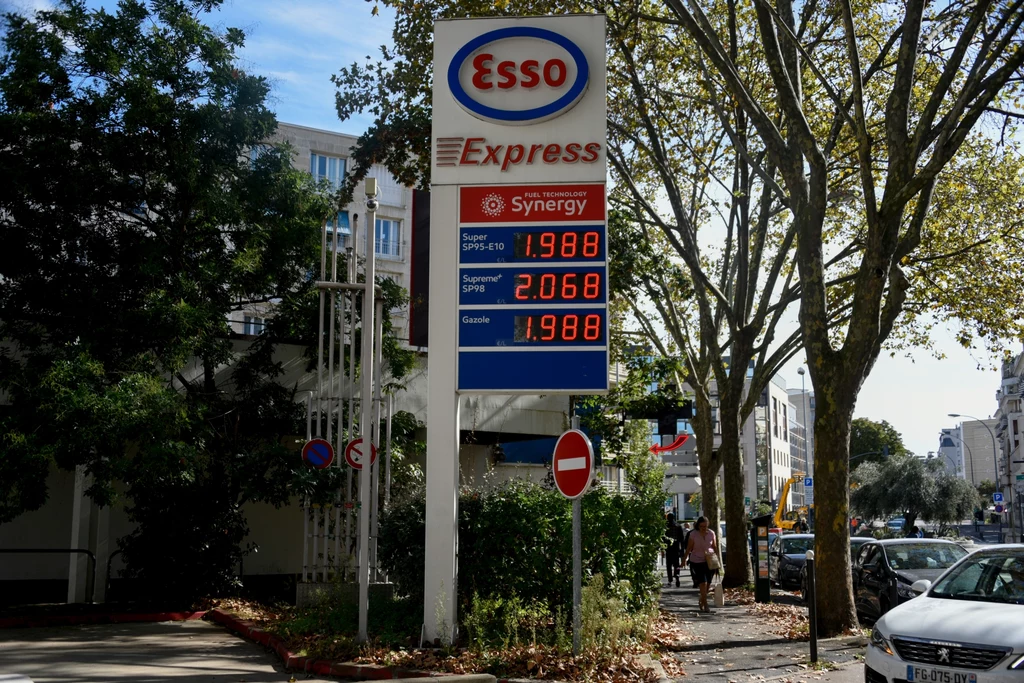 Czy we Francji zostaną zamrożone ceny paliw? Na zdj. stacja paliowowa w Paryżu
