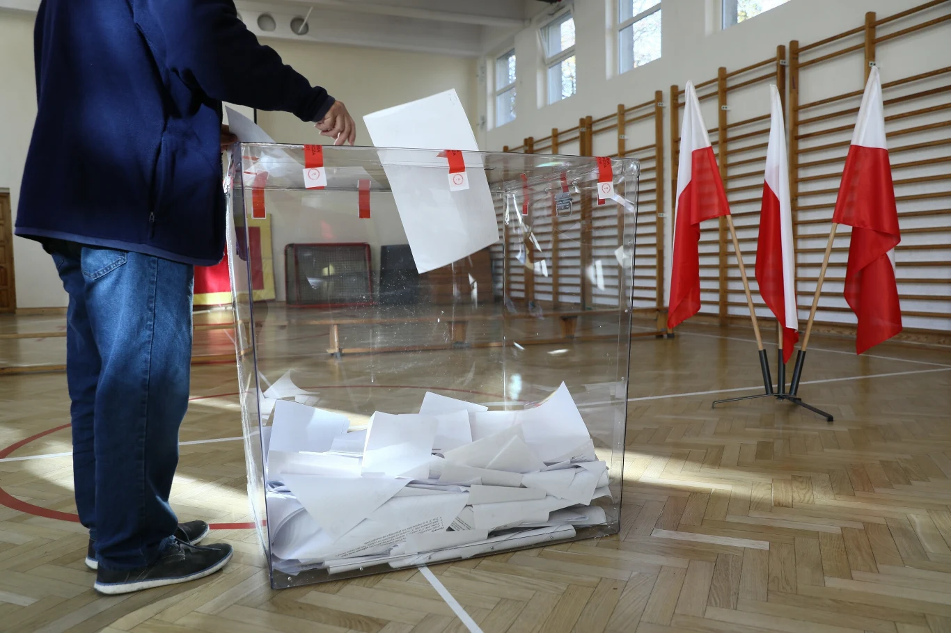 Wybory 2023. Będzie można oddać głos na wybranych kandydatów i odpowiedzieć na cztery pytania w referendum. 
