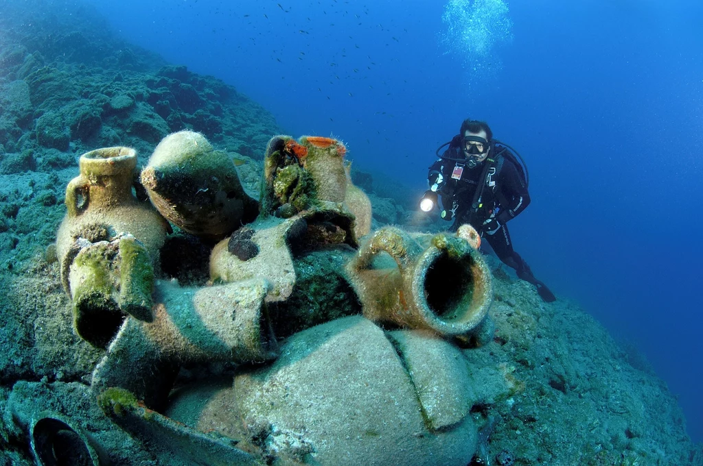 Resztki Thonis-Heracleion znajdują się teraz pod wodą, 7 kilometrów (4,3 mile) od obecnego wybrzeża Egiptu - podaje IEASM. Miasto przez wieki było największym portem Egiptu na Morzu Śródziemnym, zanim Aleksander Wielki założył Aleksandrię w 331 roku p.n.e.