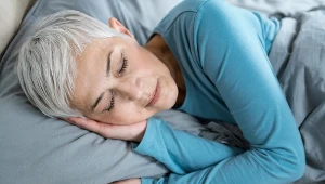 Ułóż się tak do snu, a zmniejszysz objawy. Jak spać w chorobach przewlekłych?