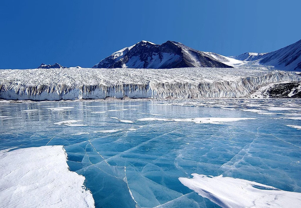 Niebieski lód na jeziorze Fryxell w Górach Transantarktycznych