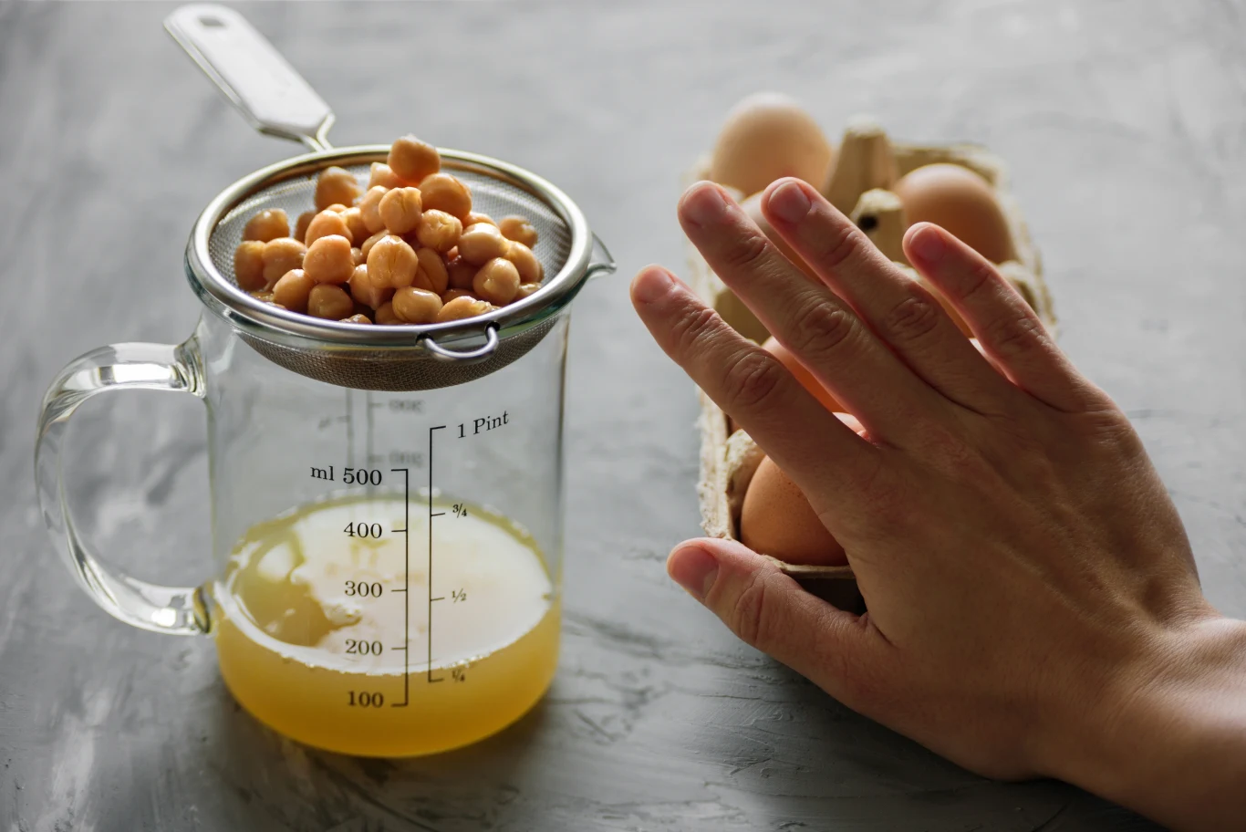 Aquafaba świetnie sprawdzi się jako zamiennik jajek w wypiekach. Doskonale się ubija na puszystą pianę