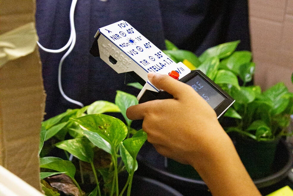STELLA to gadżet NASA, który jest "smartfonem dla roślin". Wystarczy zbliżyć go do sadzonki, a urządzenie przeanalizuje jej kondycję