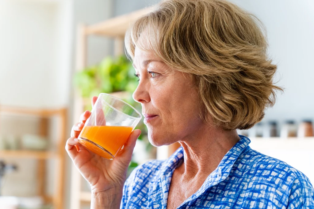 Owocowo-warzywne soki i smoothie, które zrobisz sama w domu, na pewno będą sycące. To znacznie lepsza przekąska od niezdrowych batoników