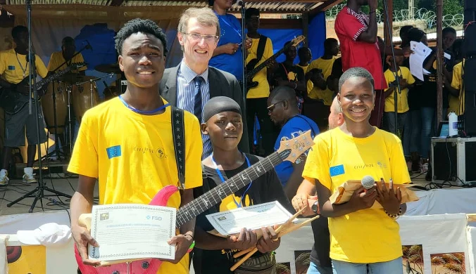Uczniowie African Music School 