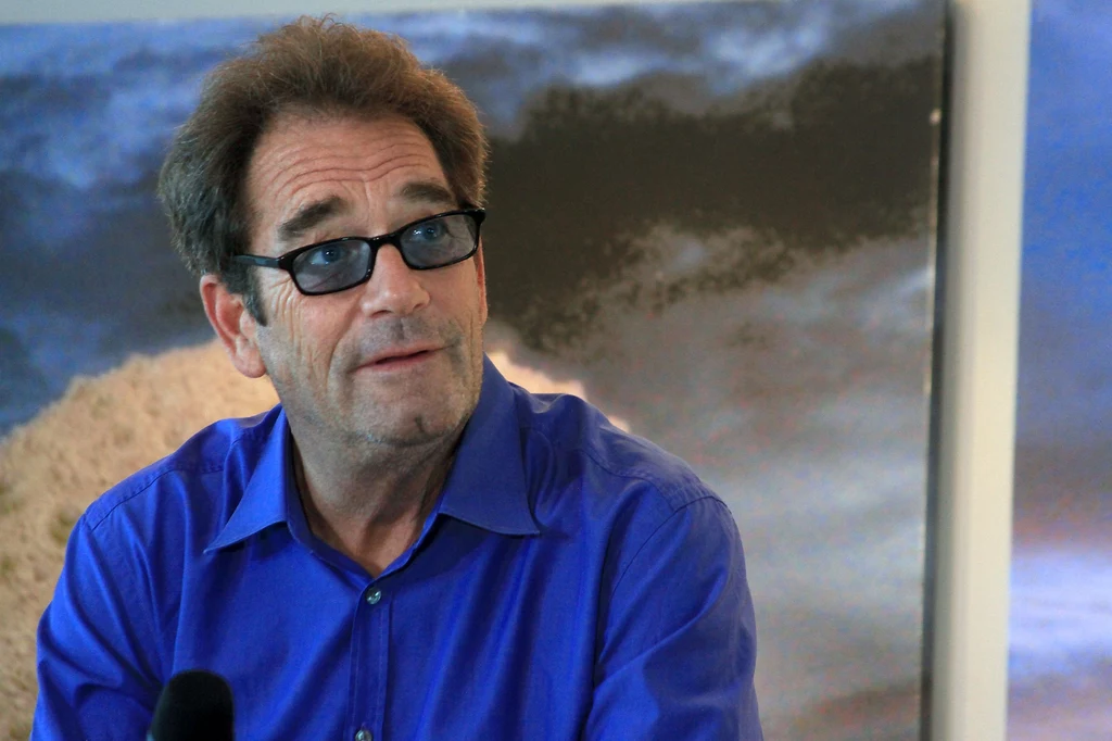 Huey Lewis nie radzi sobie bez aparatu słuchowego