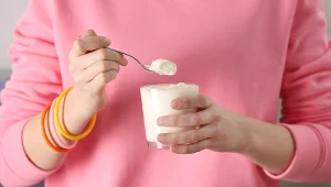 Dodaj ten jeden składnik do jogurtu i ciesz się zdrowymi jelitami