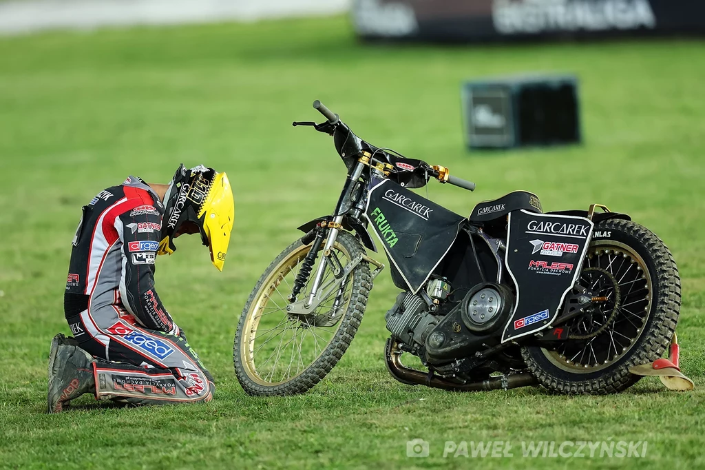 Załamany Jakub Krawczyk po defekcie motocykla Załamany Jakub Krawczyk po defekcie motocykla