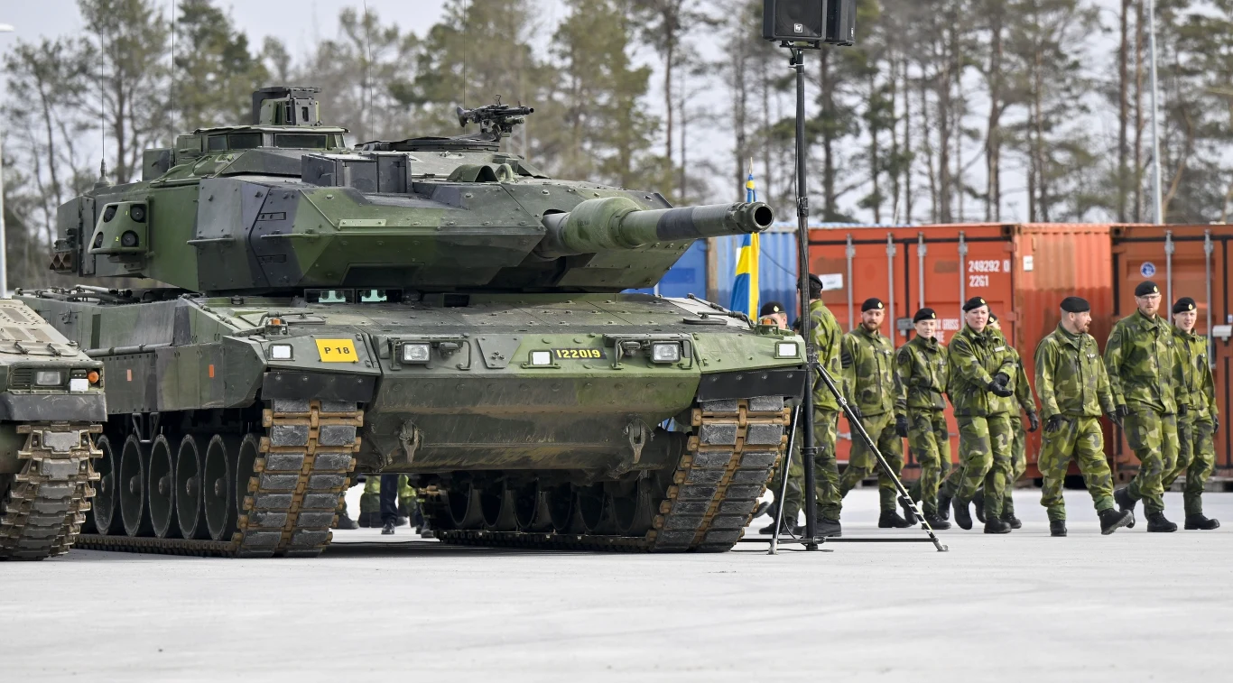 Czołg bojowy Stridsvagn 122 w szwedzkiej bazie w marcu 2023 r. Czołg bojowy Stridsvagn 122 w szwedzkiej bazie w marcu 2023 r.