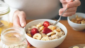 Beta-glukany, kóre znajdziemy m.in. w owsie tworzą w jelitach żelową substancję, która wiąże część cholesterolu, ograniczając jego wchłanianie. 