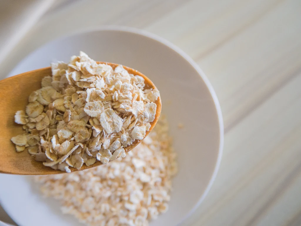 Płatki owsiane wspomagają trawienie, pomagają obniżyć "zły" cholesterol, i są dobrym źródłem wielu witamin oraz błonnika Płatki owsiane wspomagają trawienie, pomagają obniżyć "zły" cholesterol, i są dobrym źródłem wielu witamin oraz błonnika