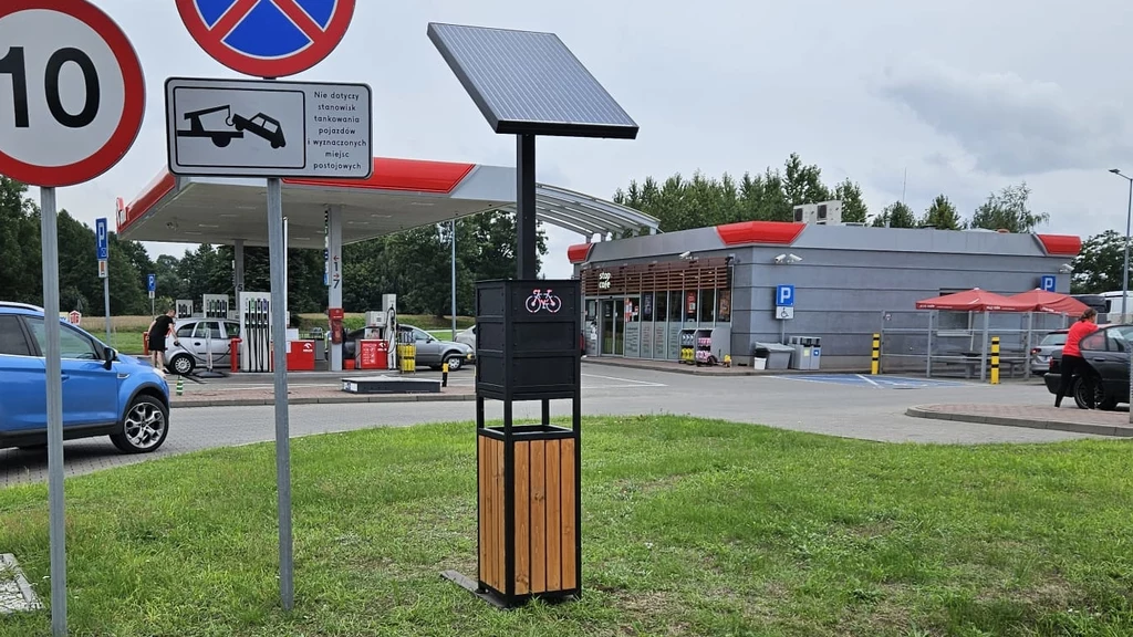 Urządzenie składa się ze specjalnego czujnika oraz sygnalizatora, który informuje osoby kierujące samochodami o zbliżających się rowerzystach i rowerzystkach. Całość jest zasilana przez panel fotowoltaiczny, a pod czujnikiem jest też mały kosz na śmieci