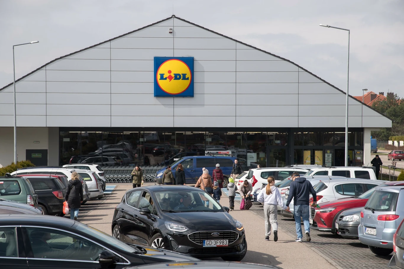 Lidl zrezygnował z darmowych ładowarek dla klientów Lidl zrezygnował z darmowych ładowarek dla klientów