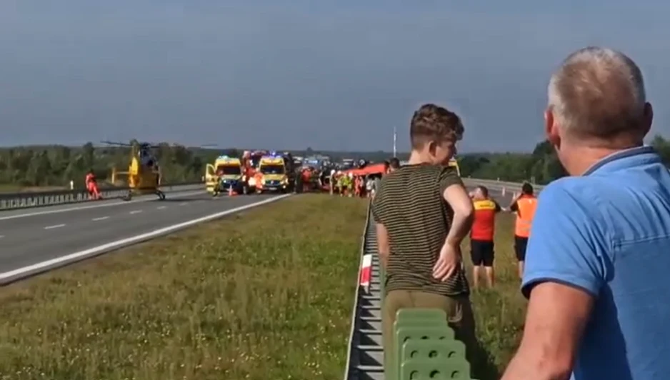 Miejsce wypadku w Rudnej Małej. Samochód osobowy zderzył się z busem