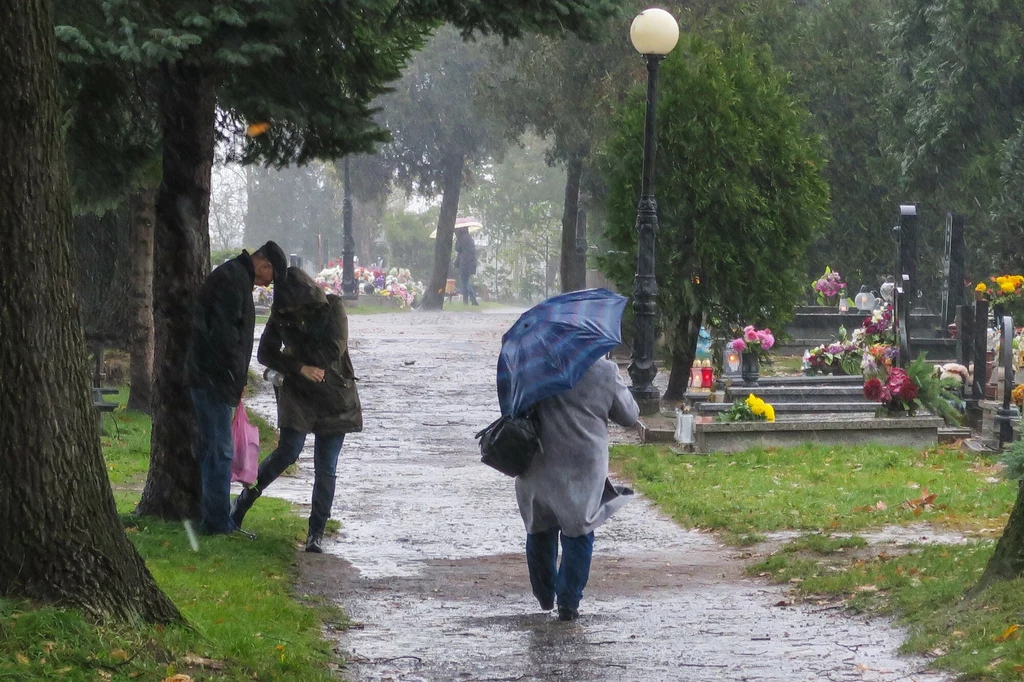 Ruszają kontrole na cmentarzach