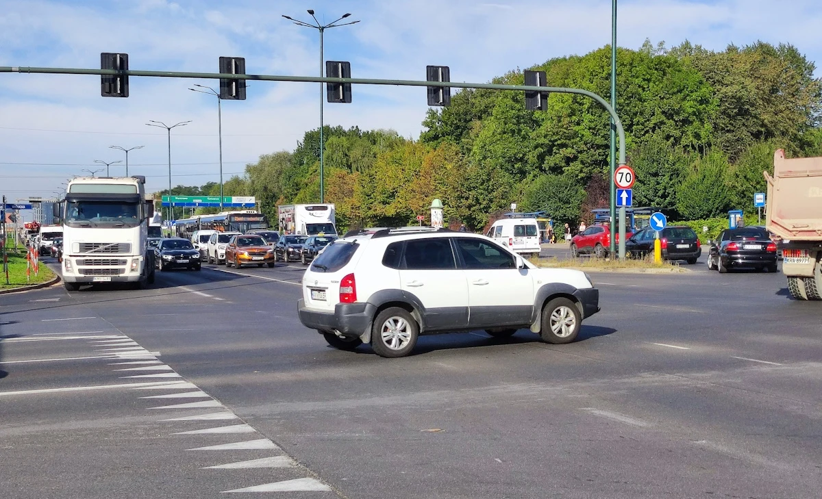 Czy Polacy kochają samochody, czy też wciąż samochód jest najszybszym i najbardziej wygodnym środkiem transportu? Czy Polacy kochają samochody, czy też wciąż samochód jest najszybszym i najbardziej wygodnym środkiem transportu?