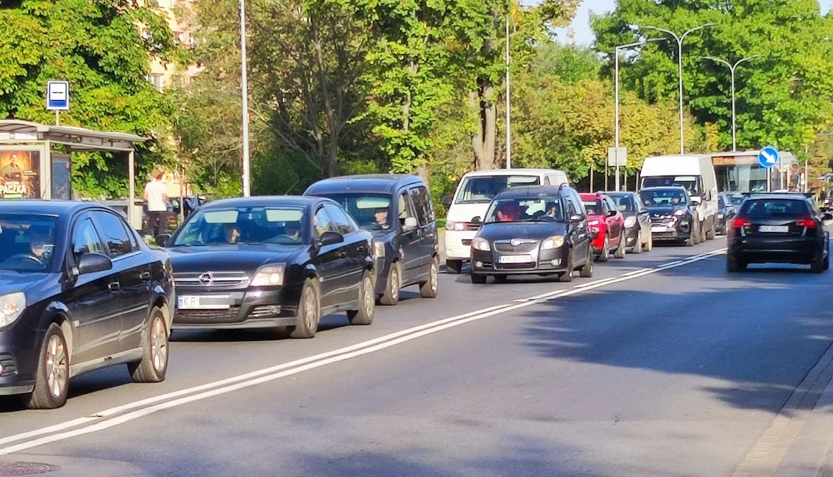 Jednak faktem pozostaje, że jeśli ktoś nie wiedział, że 22 września to Dzień bez Samochodu, to widząc codzienne korki, na pewno nie dostrzegłby zmniejszonego ruchu Jednak faktem pozostaje, że jeśli ktoś nie wiedział, że 22 września to Dzień bez Samochodu, to widząc codzienne korki, na pewno nie dostrzegłby zmniejszonego ruchu