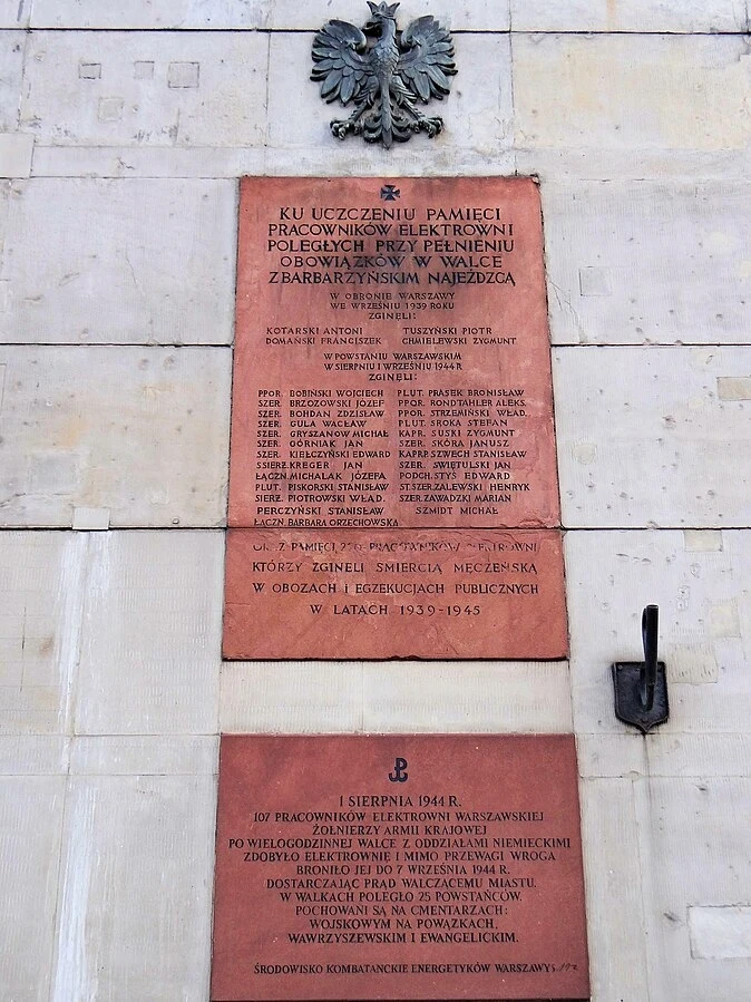 Na elewacji widać ślady kul z Powstania Warszawskiego Na elewacji widać ślady kul z Powstania Warszawskiego